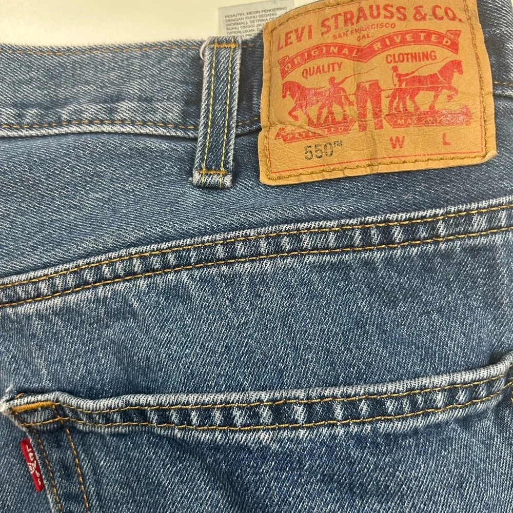 Levis 550 Mens 44x29 Relaxed Tapered Blue Denim Jeans Medium Wash Distressed